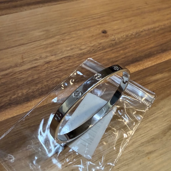 NWT OS SILVER TONE LOVE BRACELET - Picture 4 of 5